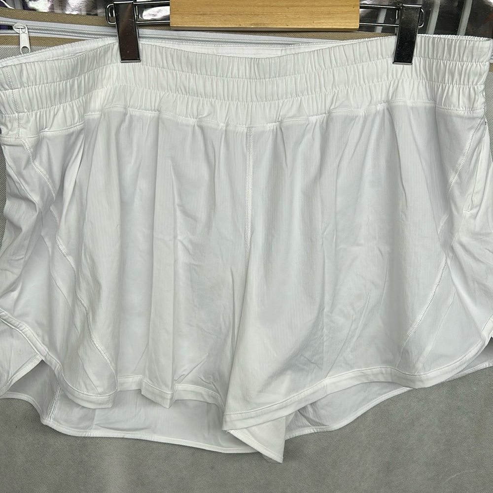 New without tags Size 20 Lululemon shorts